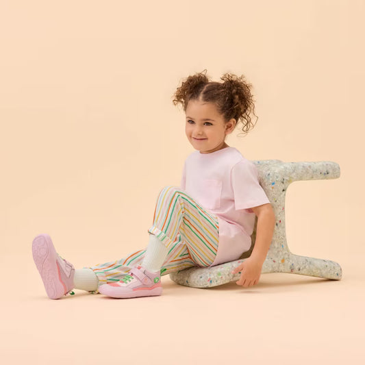 Affenzahn Veganer Barfuß-Halbschuh Cheerly Modell Hase, am Kind welches auf dem Boden sitzt