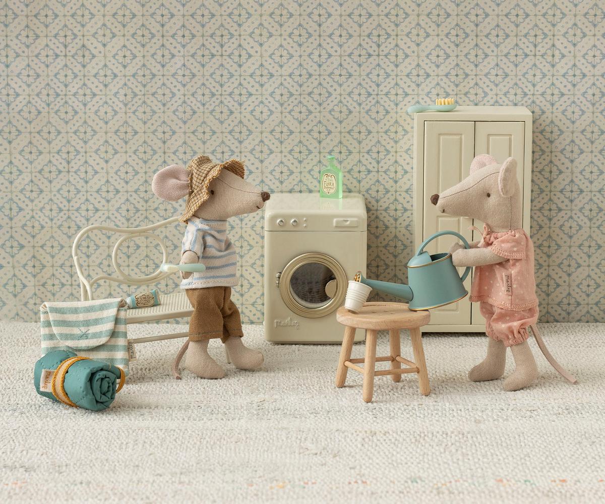 Maileg Große Schwester Maus (17-6200-00) mit Magnet-Händen mit Gießkanne