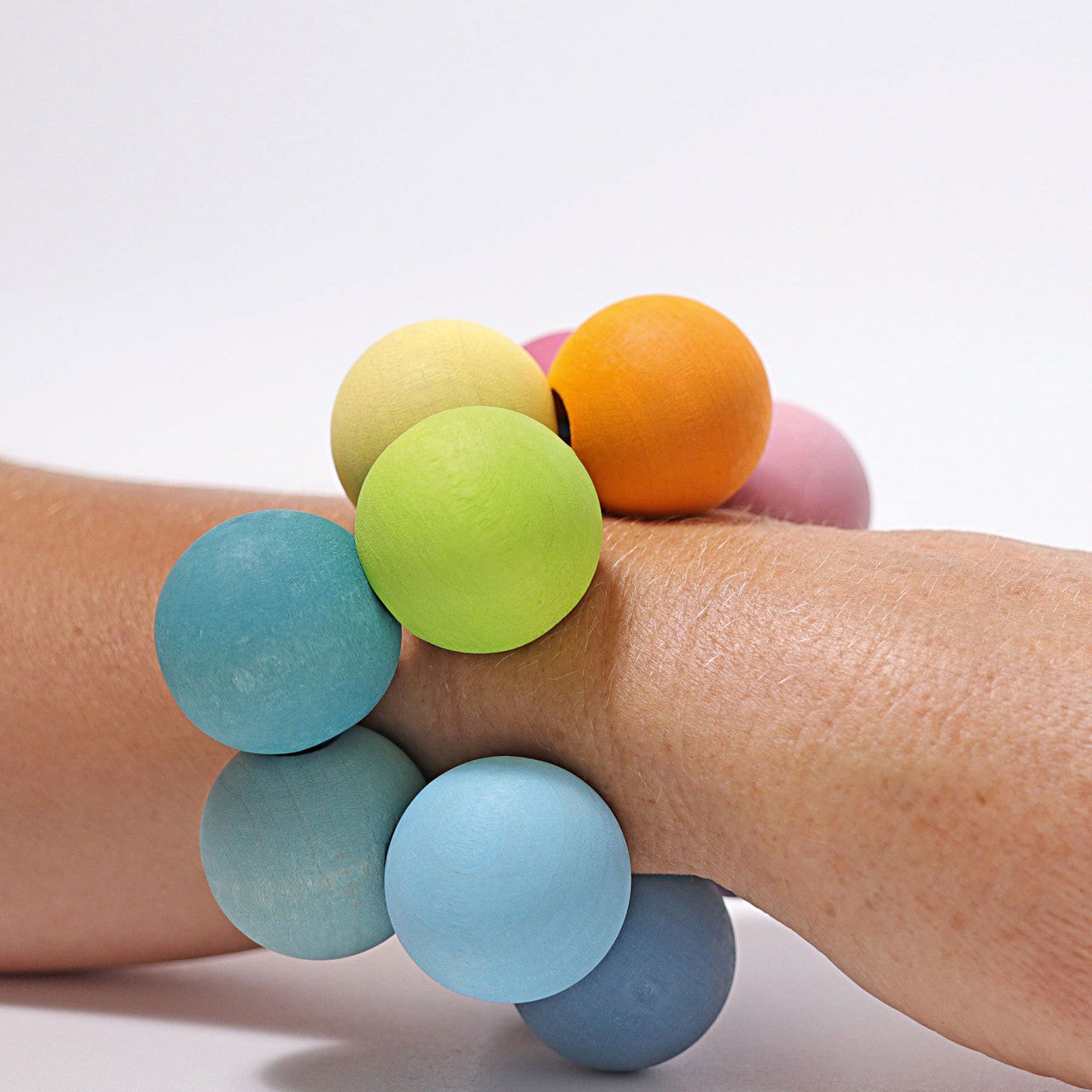 Greifling Regenbogen, pastell, Holz | Grimms