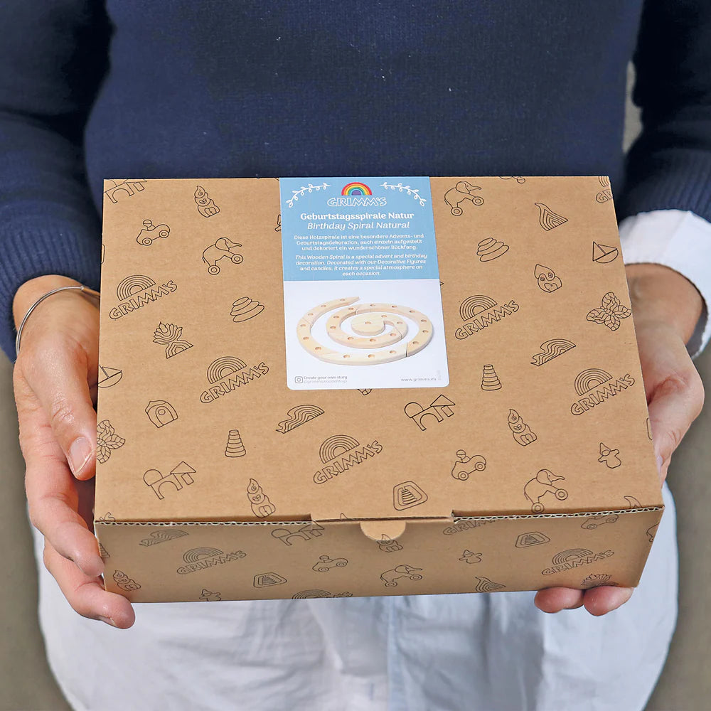 Geburtstagsspirale in der Verpackung gehalten von einer Person