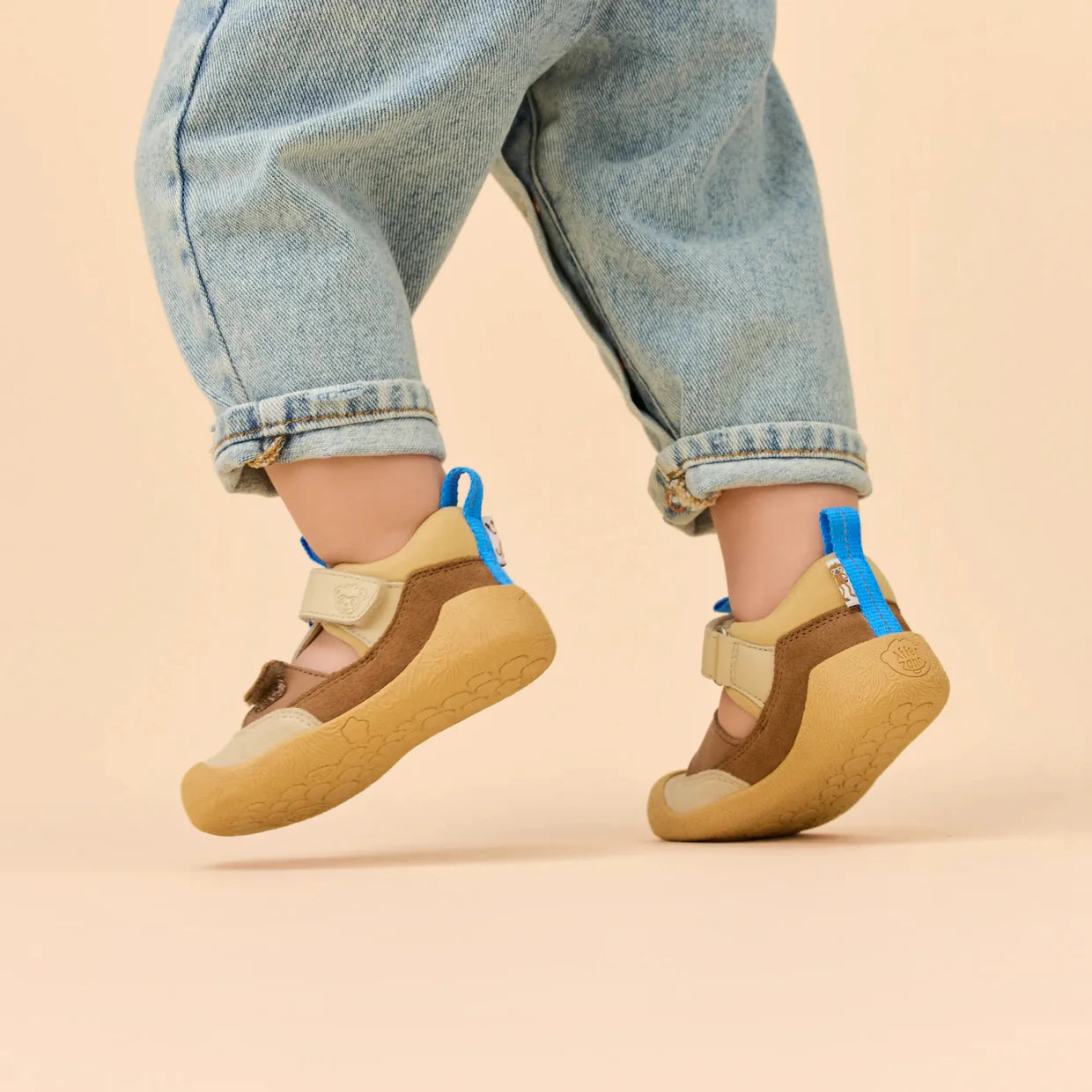 Die beige Affenzahn Freely Lauflerner Sandale, am Modell
