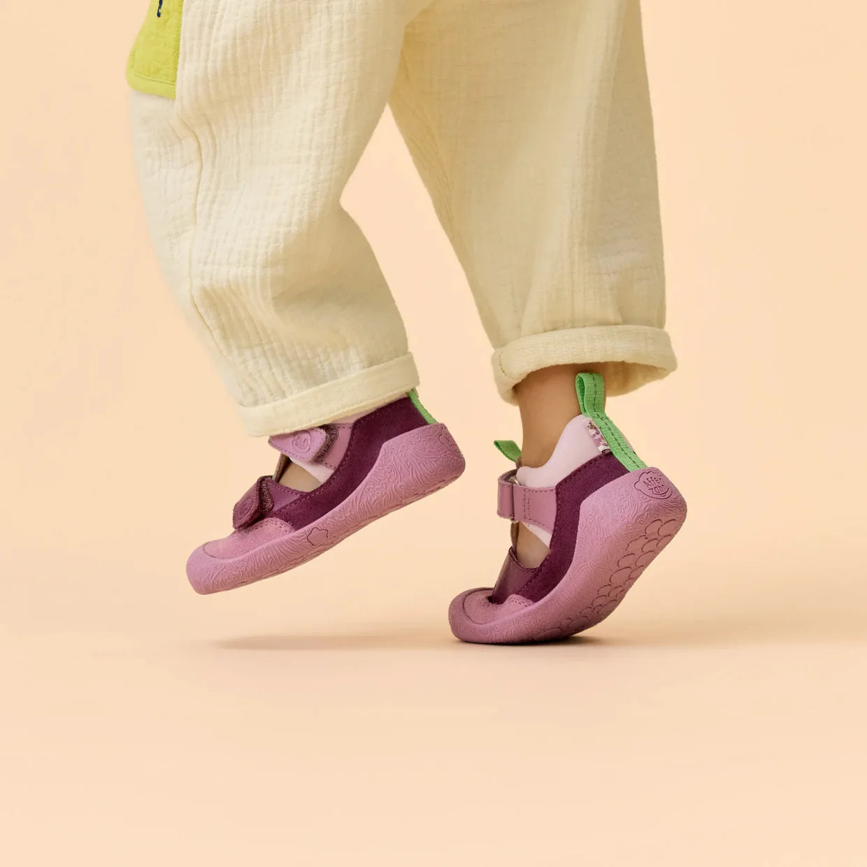 Die lila Affenzahn Freely Otter Lauflerner Sandale, Ansicht am Modell