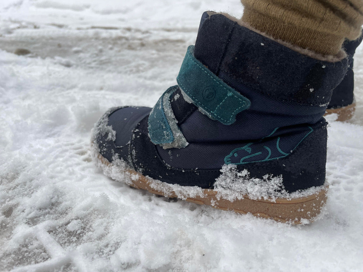 Winter-Barfußschuh von blIFESTYLE, Modell Eisbär, im Schnee