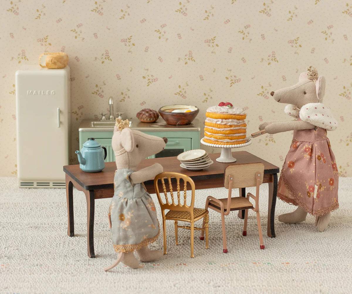 Szene Maileg Mäuse in der Küche mit Partykuchen und Kuchenplatte auf dem Tisch