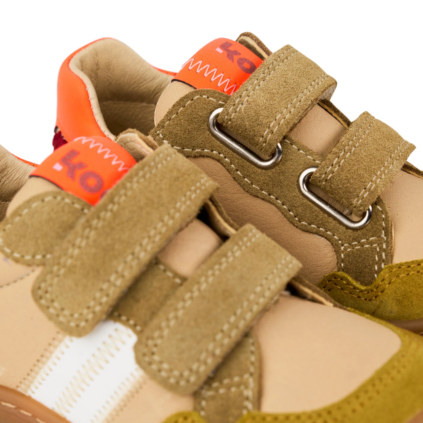 Stylischer Kinder Barfuß-Sneaker Koel Bali Leder 3.0 in beige mit coolen Farbakzenten, Nahaufnahme