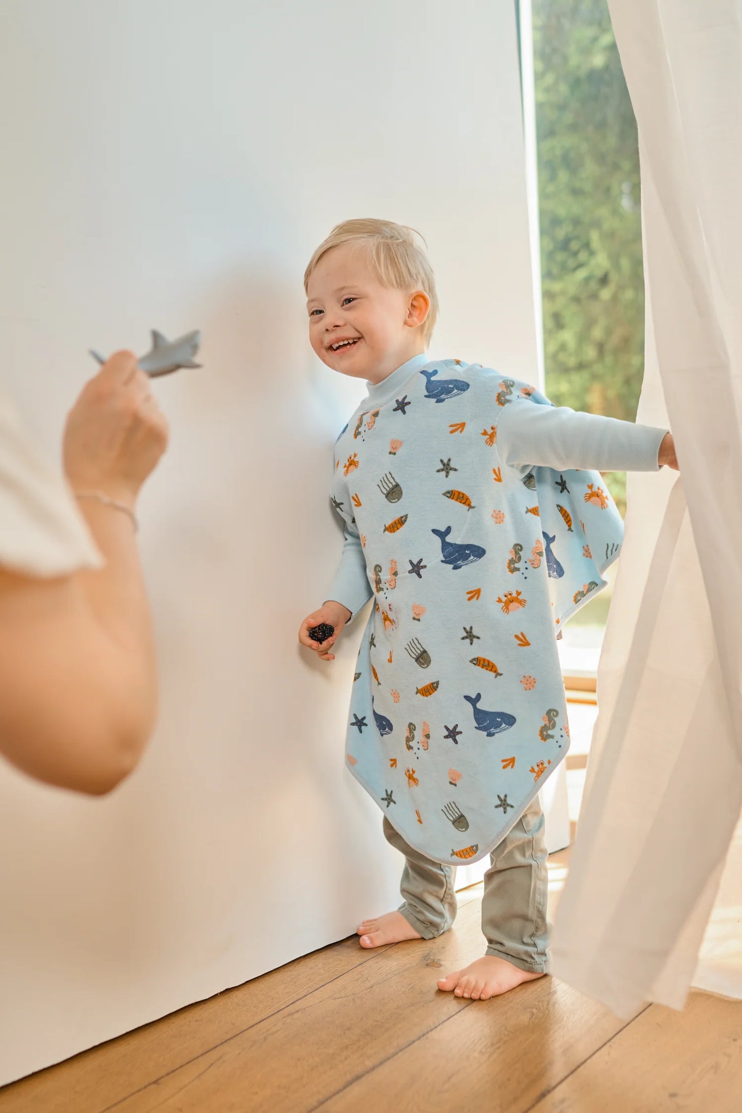 Kinder Lätzchen mit Ärmeln und Unterwasser-Print aus saugfähigem Stoff