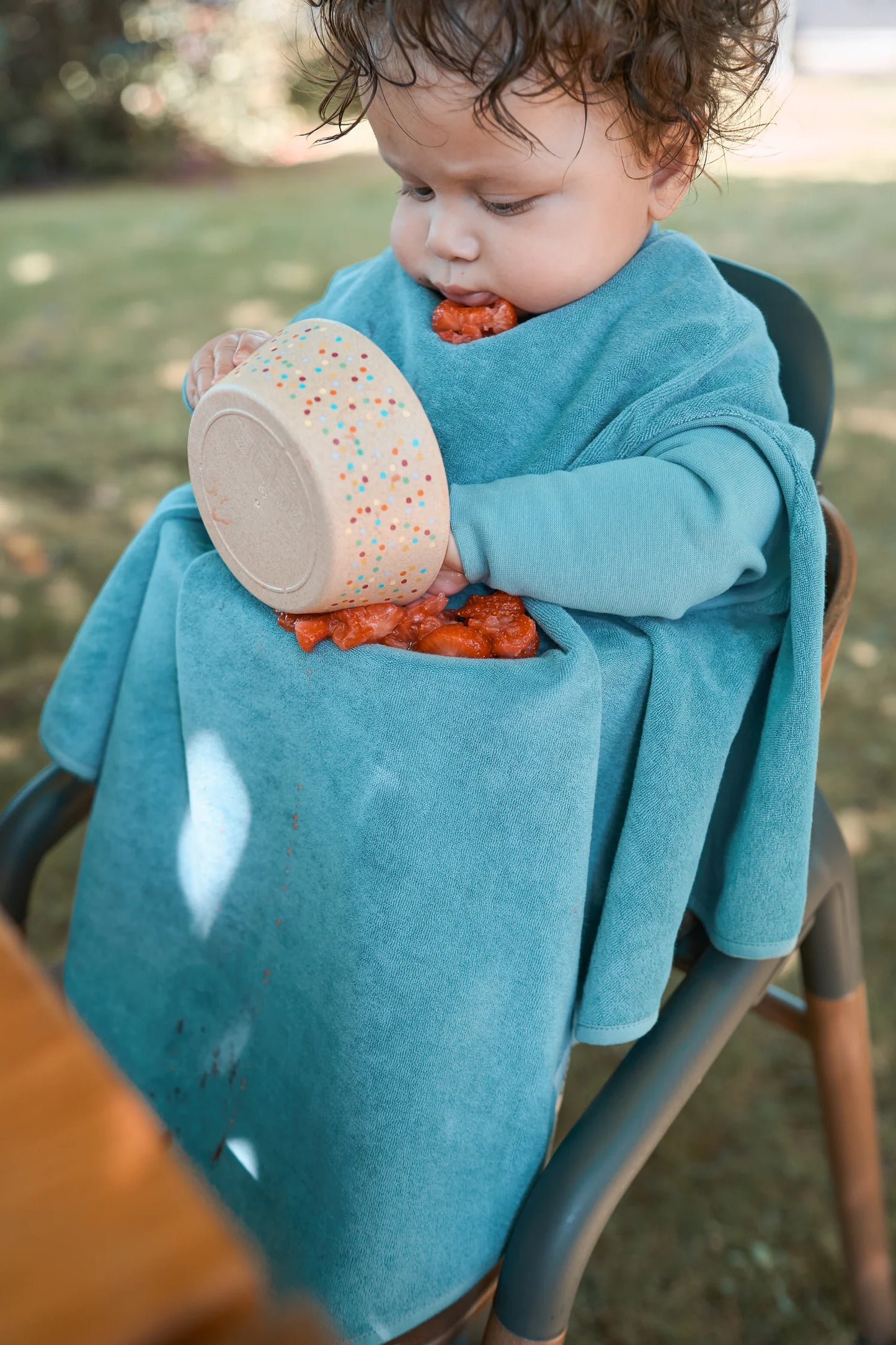 Minimalistisches Baby Lätzchen ohne Print mit Ärmeln und Nässeschutz - am Modell