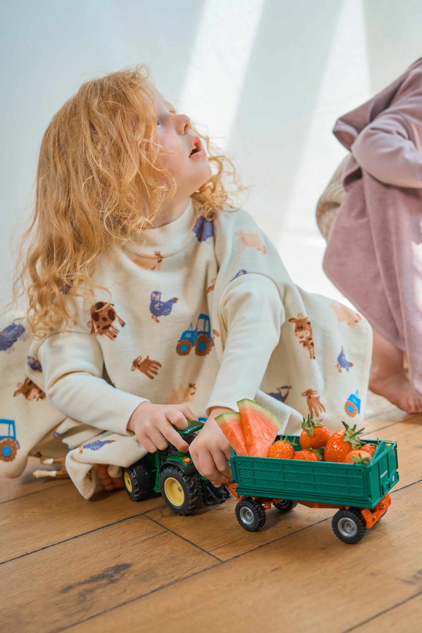 Kinder Lätzchen mit Ärmeln und Traktor-Print aus saugfähigem Stoff