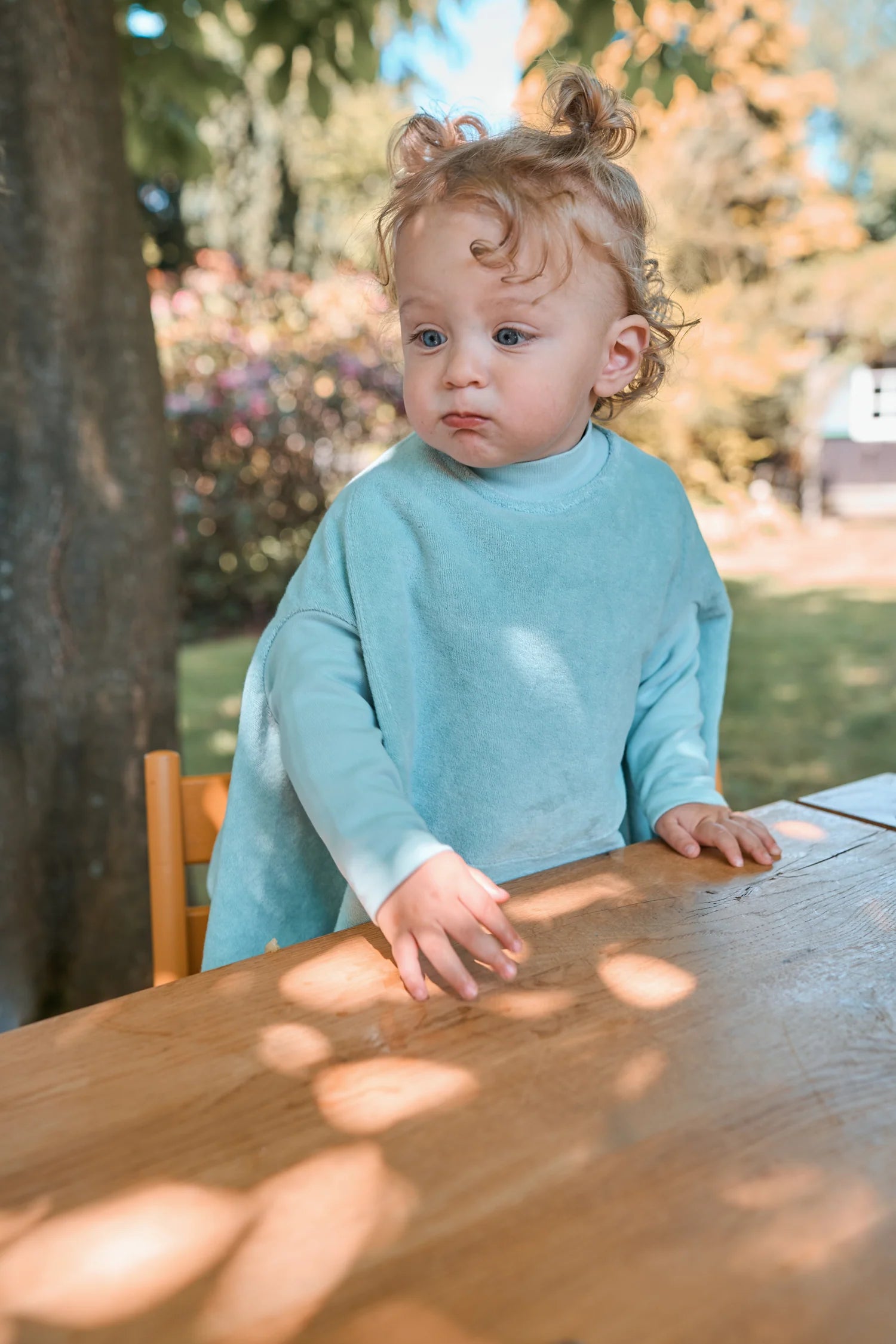 Minimalistisches Baby Lätzchen ohne Print mit Ärmeln und Nässeschutz