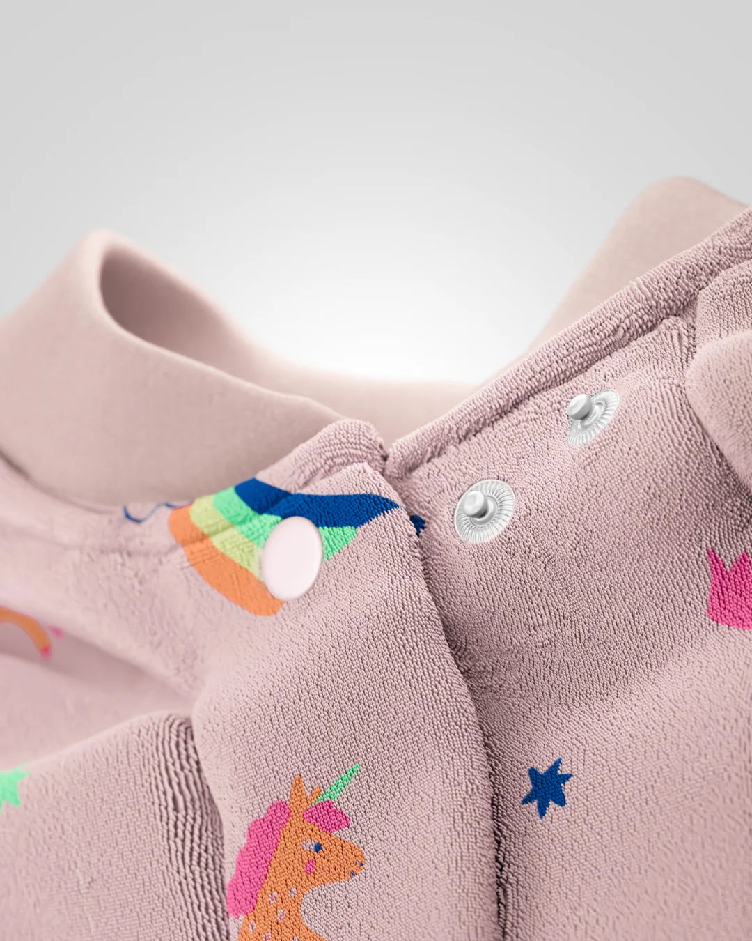 Mitwachsendes Kinder Ärmellätzchen Boo Rainbow Dreams bei Dreikäsehoch, Detailansicht