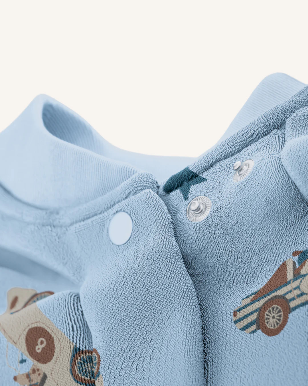 Weiches Frottee Ärmellätzchen Little Casimir Boo Signature im Sky Racers Design - Nahaufnahme
