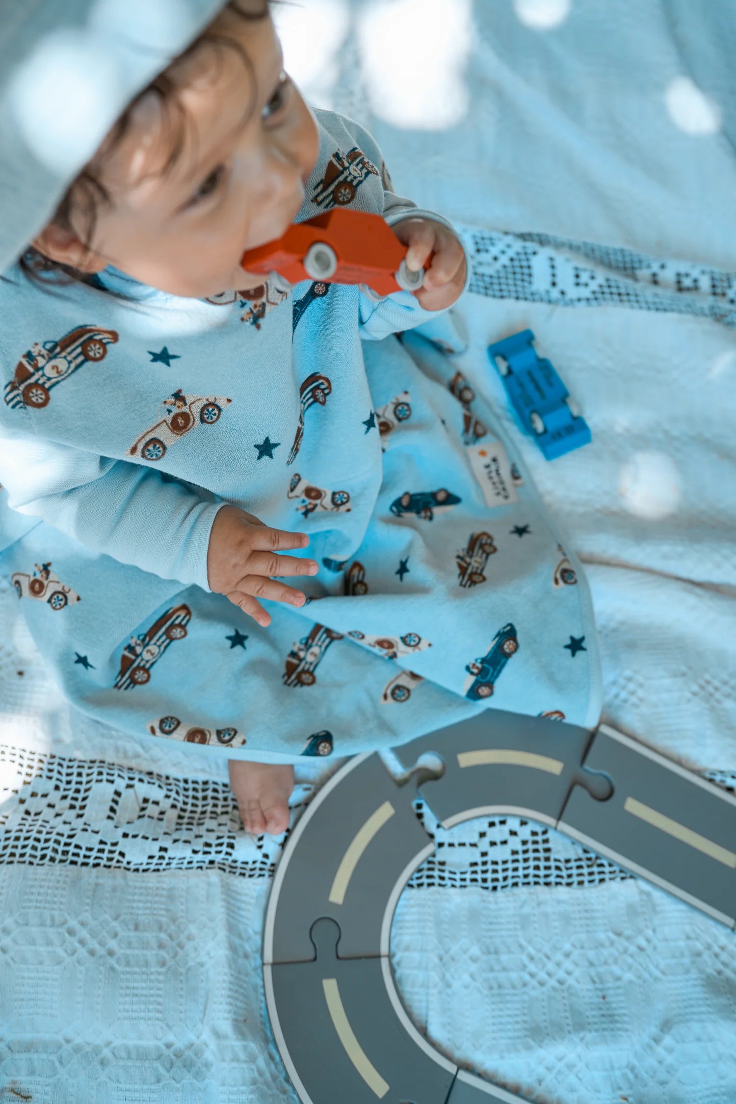 Weiches Frottee Ärmellätzchen Little Casimir Boo Signature im Sky Racers Design - am Modelle 2