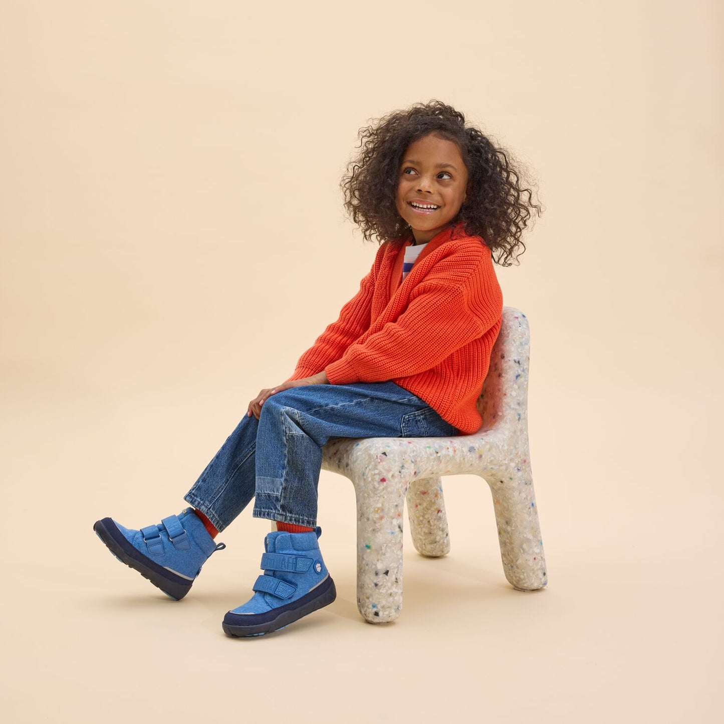 Barfußschuh mit Texmembran und Klettverschluss, Kind auf dem Stuhl mit Schuhe