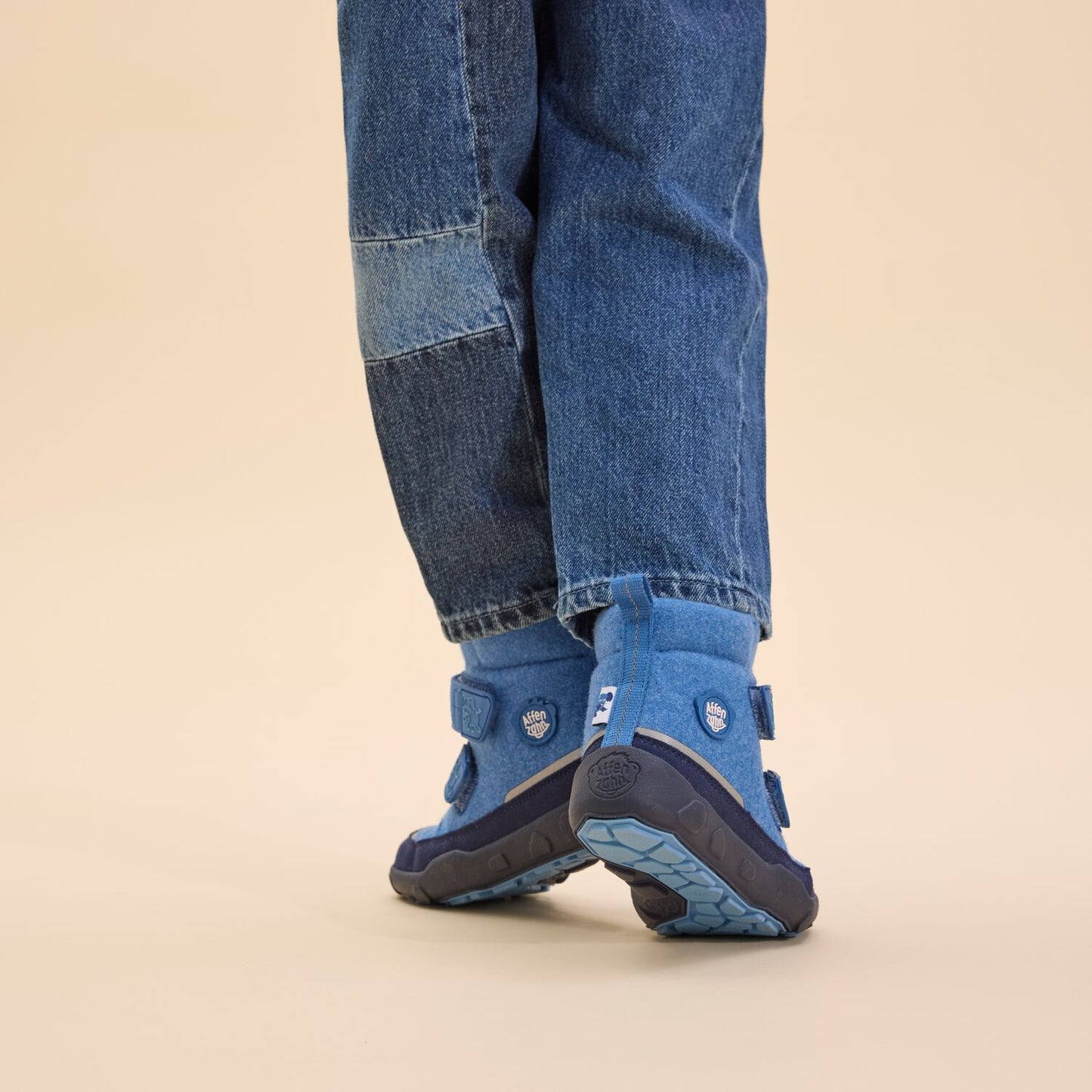 Barfußschuh mit Texmembran und Klettverschluss, angezogen von hinten