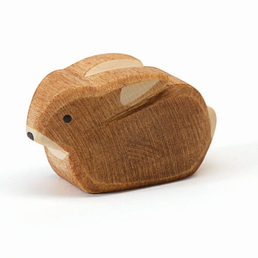 Kleiner Nase, zusammenkauernd mit angelegten Ohren. Nachhaltiges Kinderspielzeug von Ostheimer