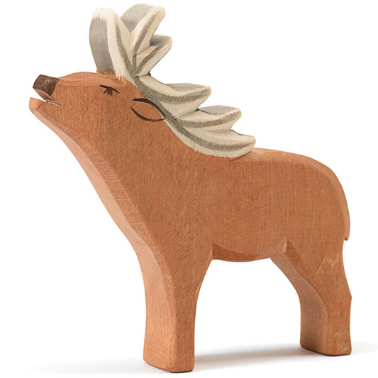Nachhaltiges Holzspielzeug von Ostheimer. Hirsch, ein majestätisches Tier des Waldes.