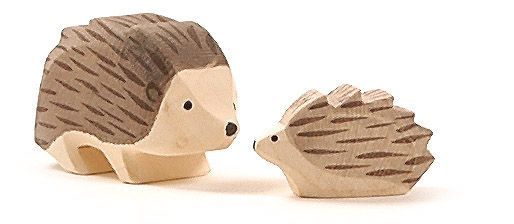 Handbemalte Holzfigur kleiner Igel für herbstliche Dekoration