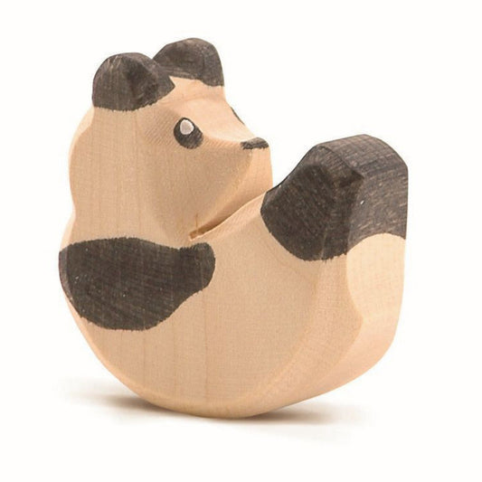 Kleines Ostheimer Panda-Baby liegend aus Ahornholz