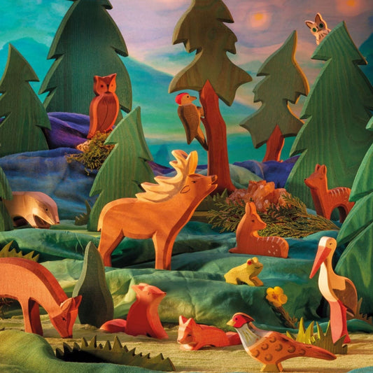 Ein schönes Bild mit vielen Waldbewohnern und Bäumen. Alles figuren von Ostheimer