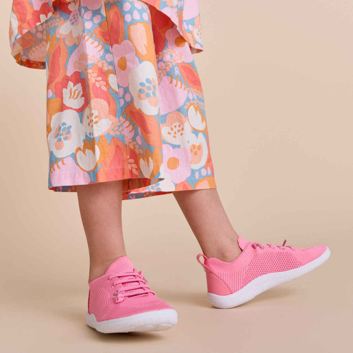 Reima Astelu Barfußschuhe in rosa, Werbefoto am Modell