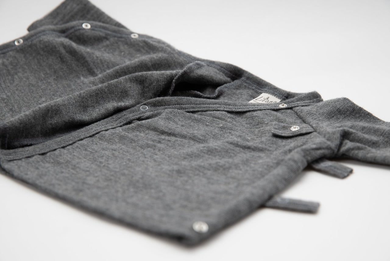 Wickeljacke grau mit geöffneter Knopfleiste