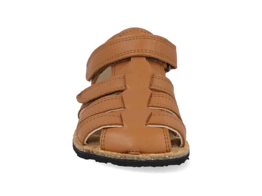 Barfuß Kindersandale Arin von Koel in cognac Variante, Zehenbox