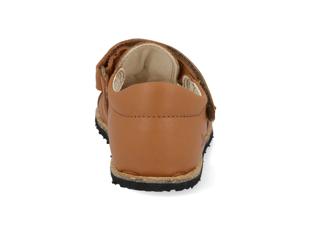Barfuß Kindersandale Arin von Koel in cognac Variante, Ferse