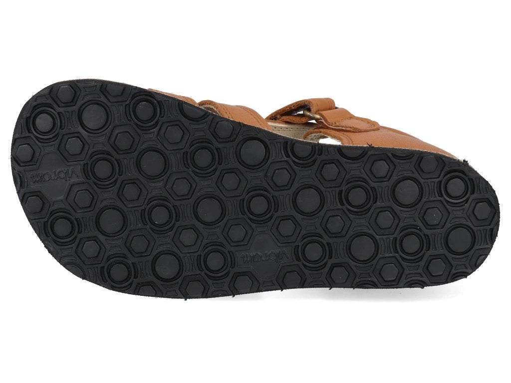 Barfuß Kindersandale Arin von Koel in cognac Variante, Vibram Sohle