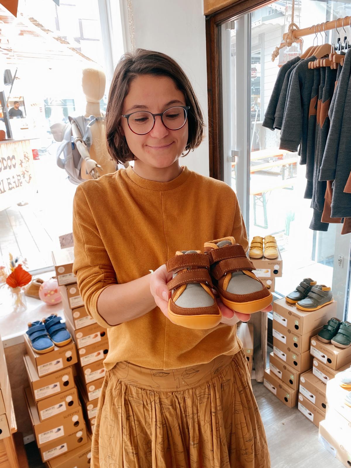 Schuhexpertin aus unna mit barfußschuhe n von blifestyle in den händen