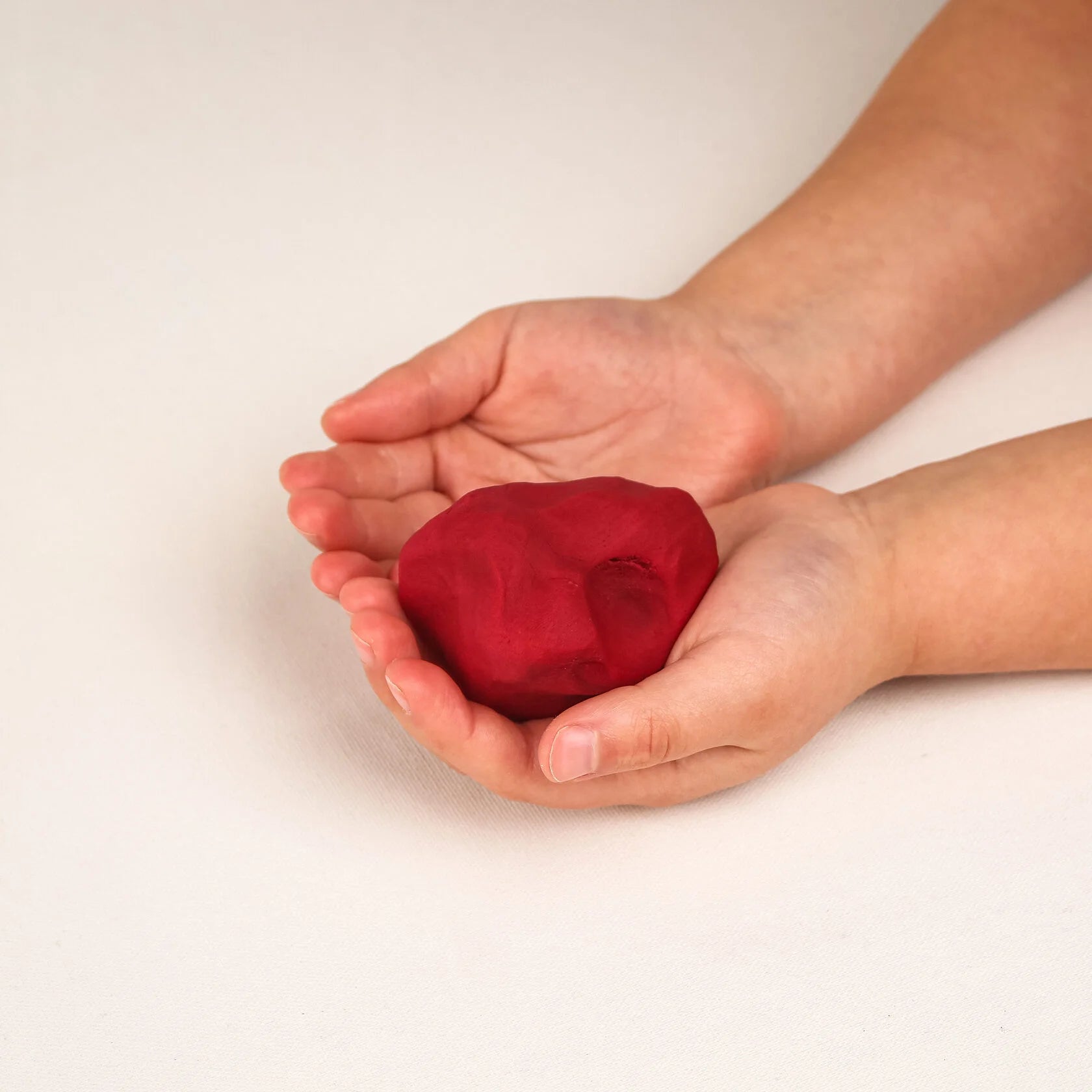 Kleinkind formt Figuren mit schadstofffreier Noonchi Organics Bio-Knete – sicher für sensible Kinderhände.