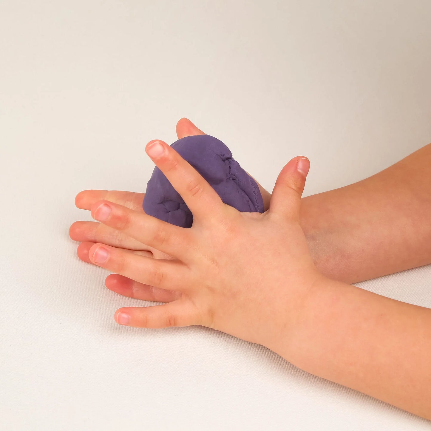 Kleinkind formt Figuren mit schadstofffreier Noonchi Organics Bio-Knete – sicher für sensible Kinderhände.