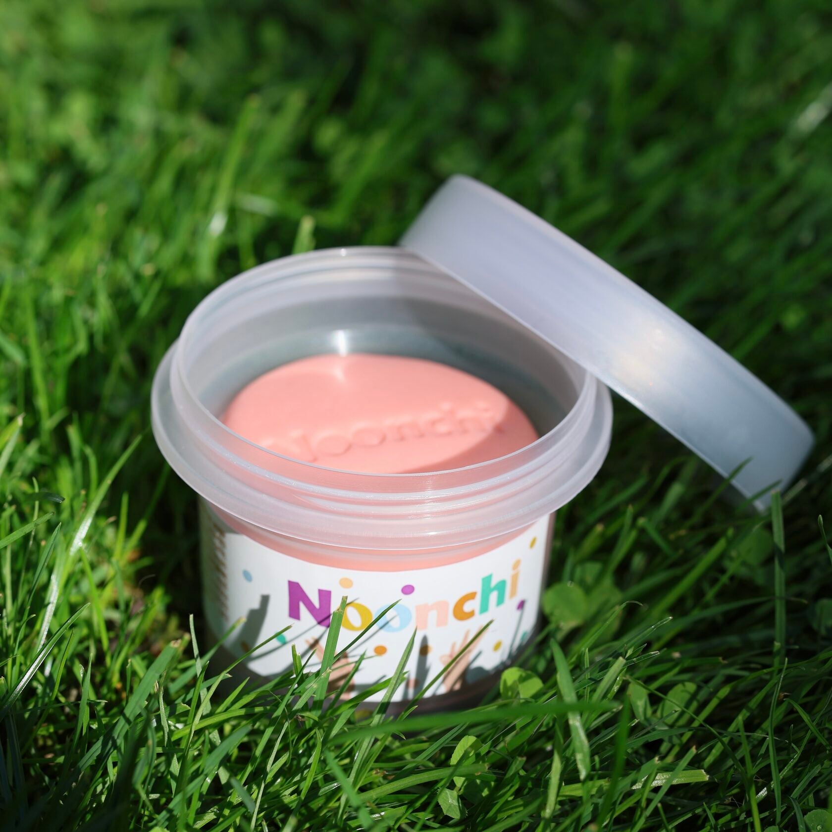 Pfirsichfarbene Bio-Knete BLOOMING Pink Noonchi Organic Detailansicht, in geöffneter Dose