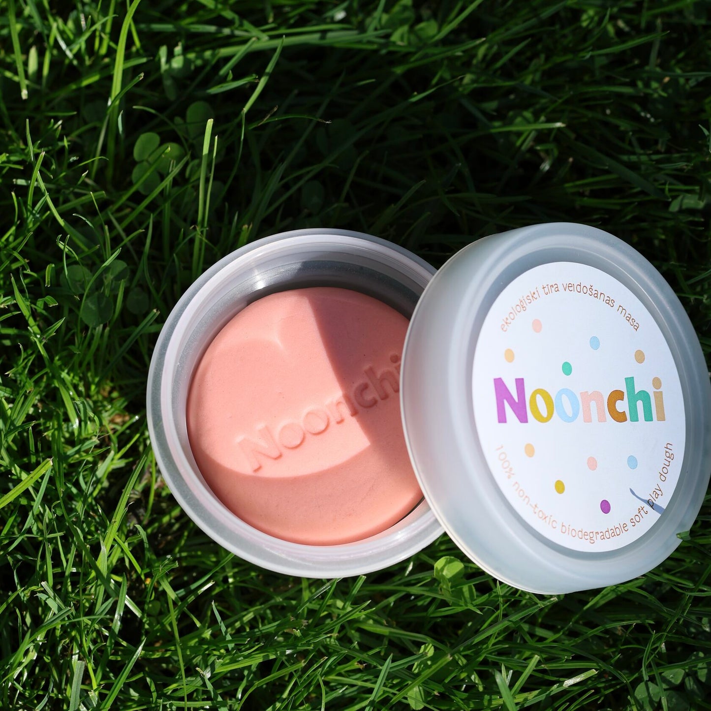 Pfirsichfarbene Bio-Knete BLOOMING Pink Noonchi Organic Detailansicht