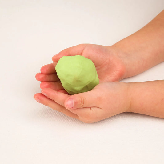 Noonchi Bio Knete in Farbe Elctric Mint in Kinderhänden