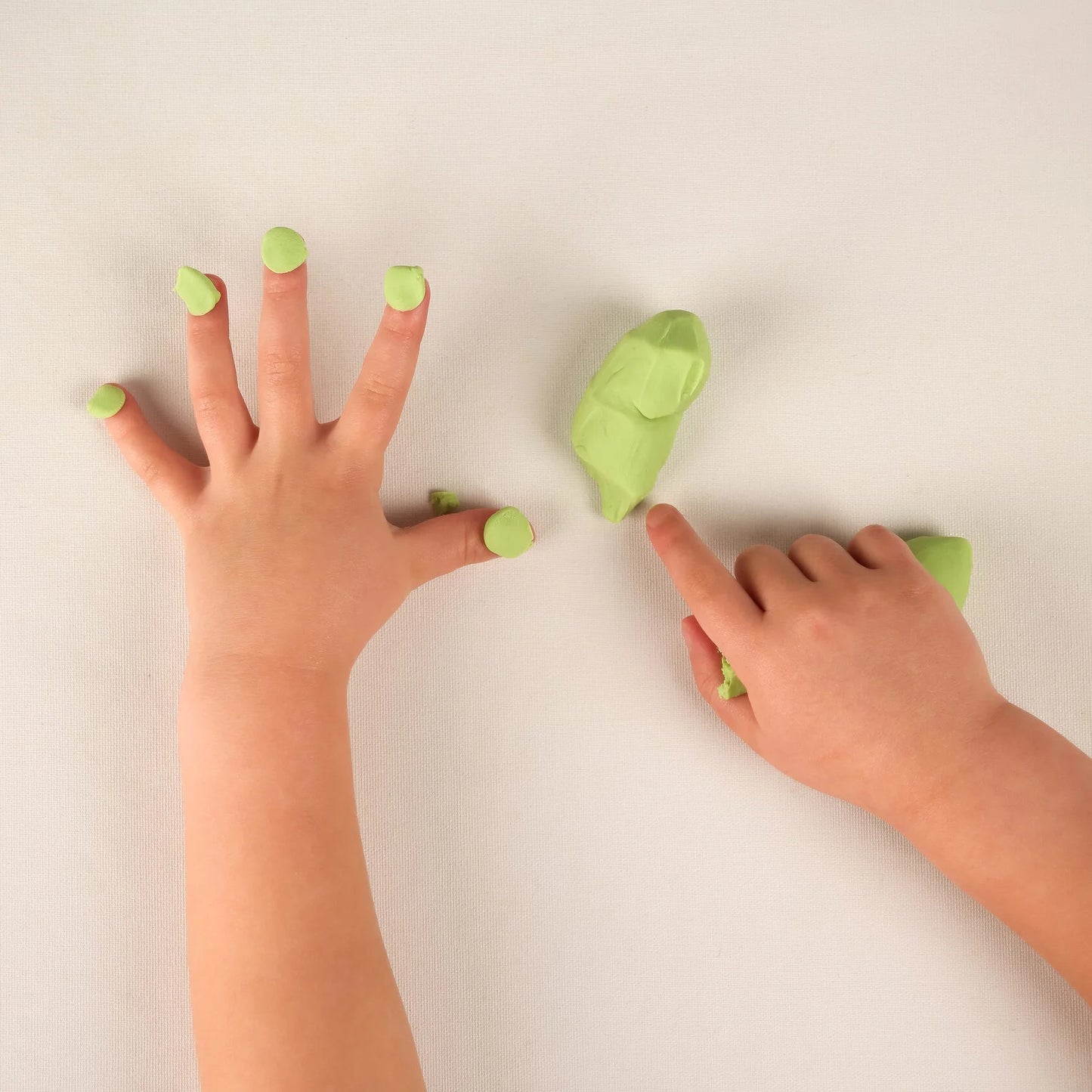 Noonchi Bio Knete in Farbe Elctric Mint als Nagellack auf Kinderfingernägel