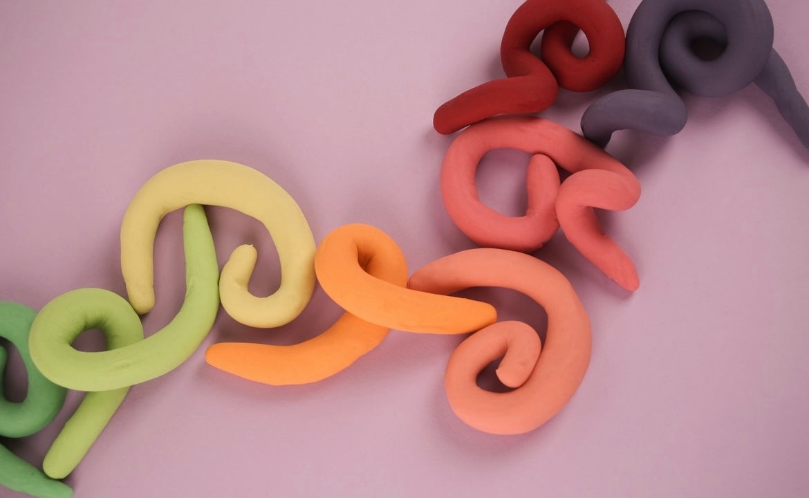 Noonchi Bio Knete in in unterschiedlichen Farben zu Knetwürsten geformt