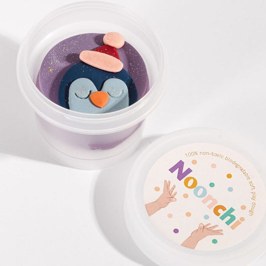 Lila Bio-Knete mit handgelegtem Pinguin-Print Noonchi Organic2