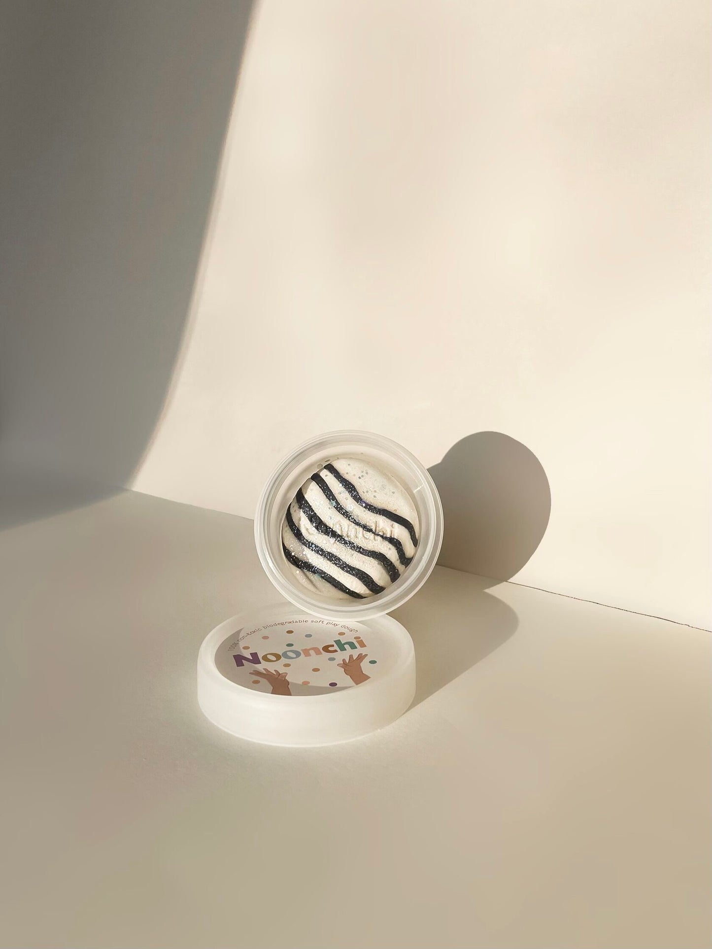 Suzy Zebra graue Knete mit umweltfreundlichem Glitzer Noonchi