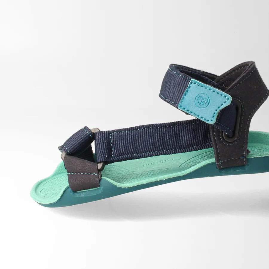 Blaue bLIFESTYLE Barfuß-Sandale Niobefalter für Kinder, nahaufnahme
