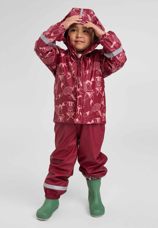 Kind in Regenbekleidung mit den Reima Barfuß-Gummistiefel in der Farbe Green Clay.