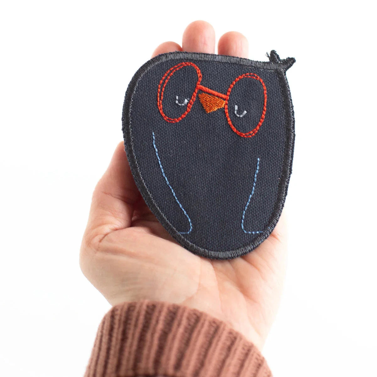 Knieflicken Eule in der Hand