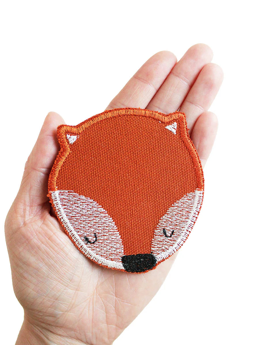Knieflicken Fuchs groß in der Hand