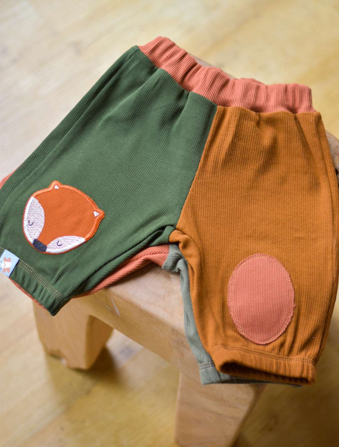 Knieflicken Fuchs groß auf einer kurzen Hose