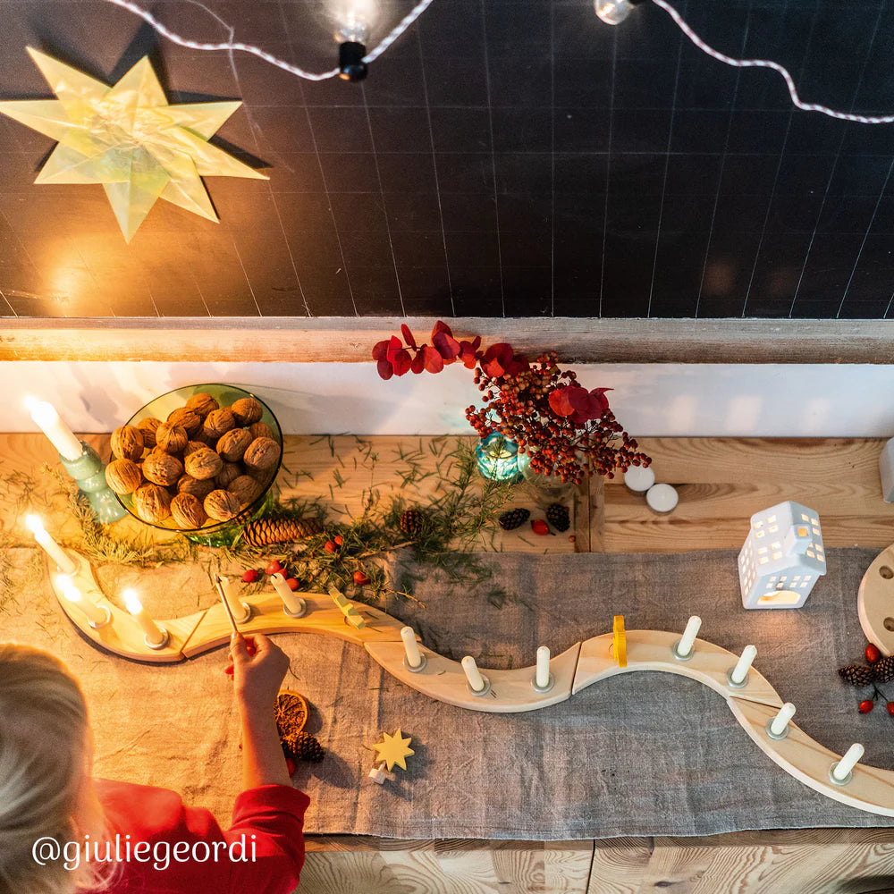 Grimm’s Festtagsspirale Natur als Adventskranz-Alternative mit angezündeten Kerzen