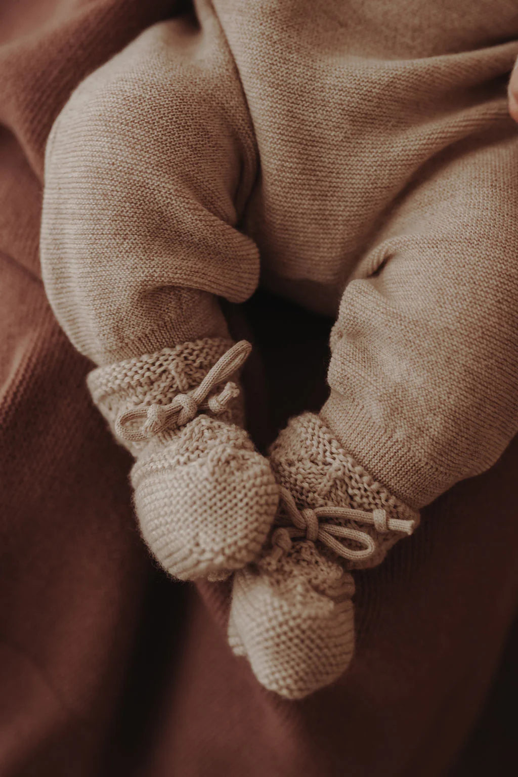 Grobstrick Babyschühchen zum Binden | HALFEN