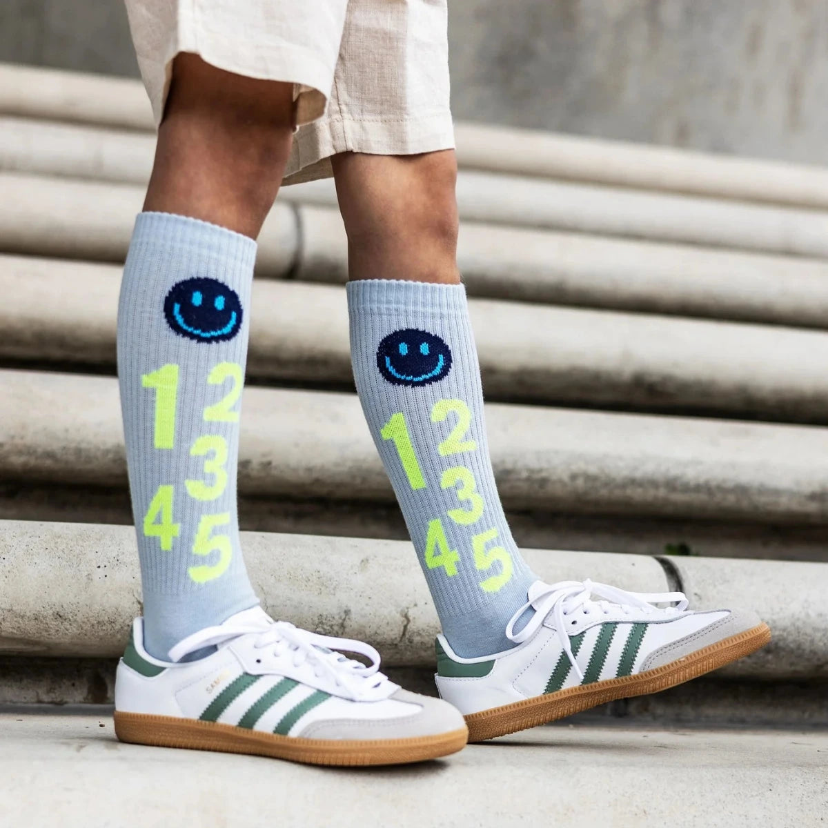 Schulkind Socken. Zahlen. neon blau. Biobaumwolle | LOONES
