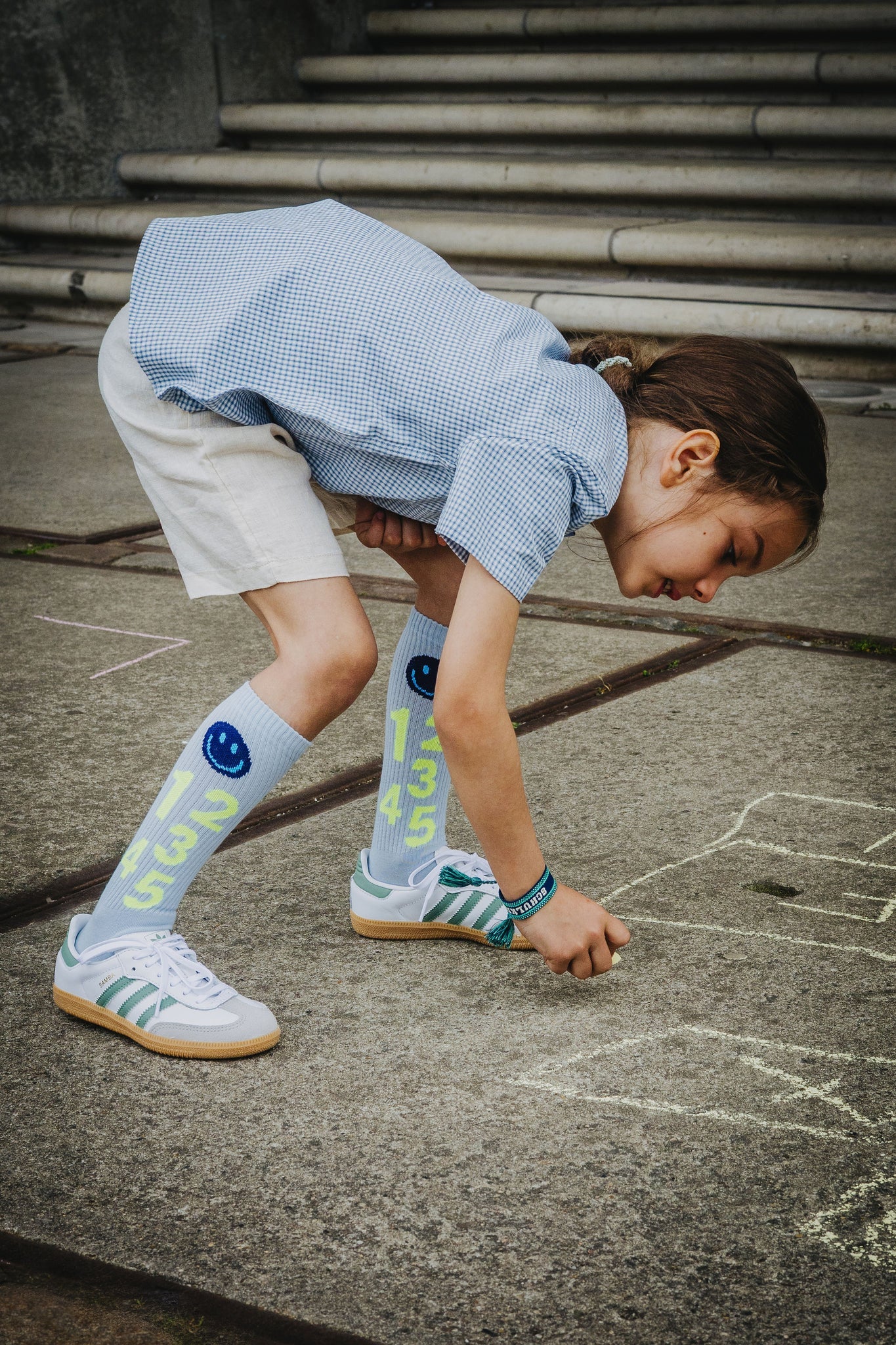 Schulkind Socken. Zahlen. neon blau. Biobaumwolle | LOONES