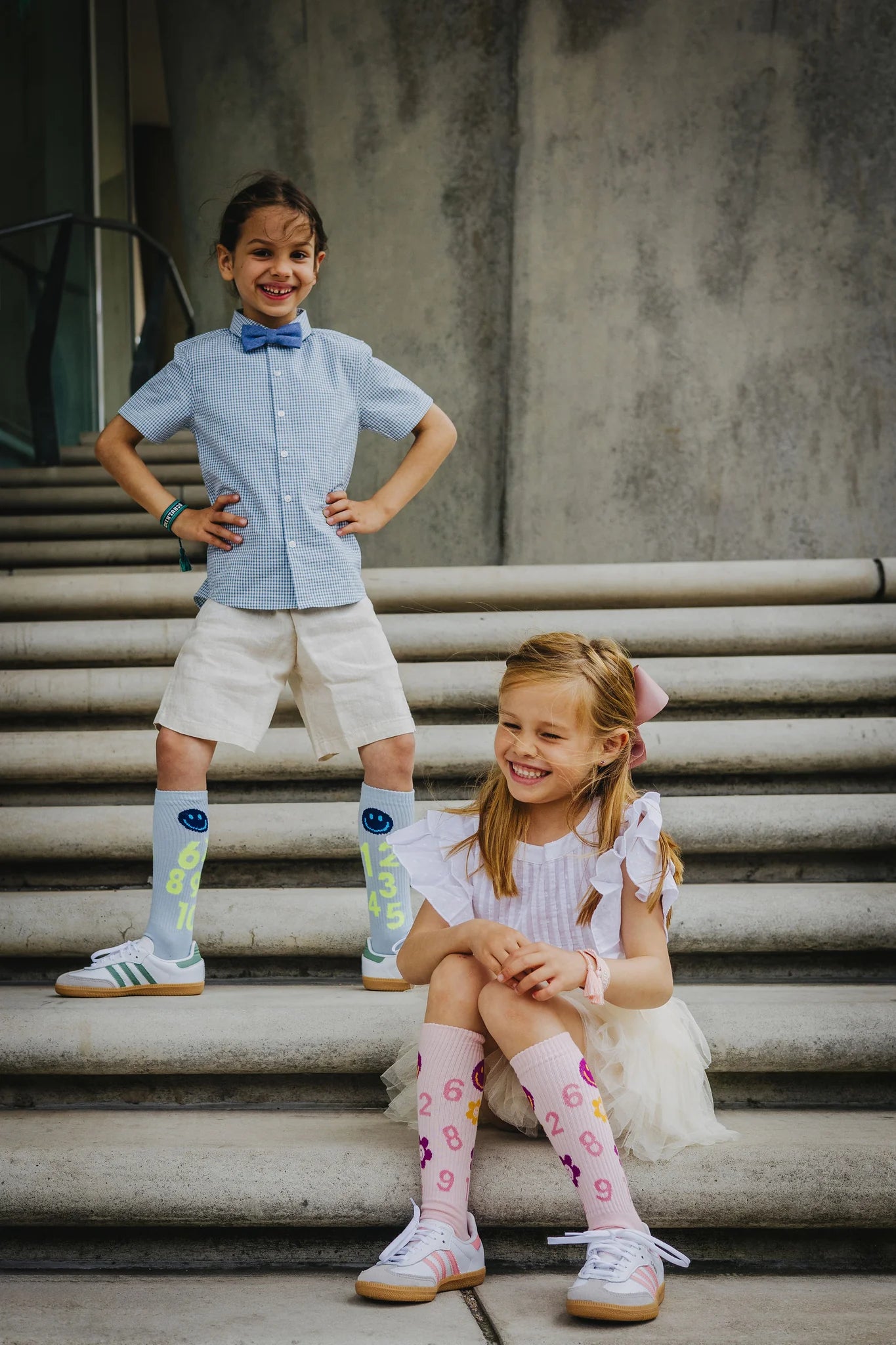 Schulkind Socken. Zahlen. neon blau. Biobaumwolle | LOONES