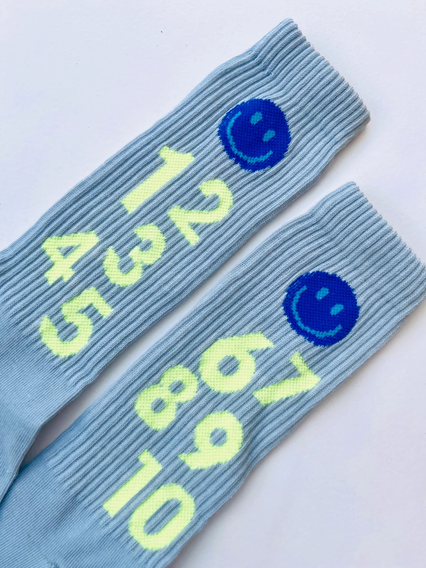 Schulkind Socken. Zahlen. neon blau. Biobaumwolle | LOONES