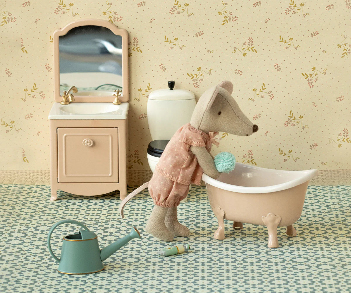 Szene - Maileg Große Schwester Maus (17-6200-00) mit Magnet-Händen neben der Badewanne